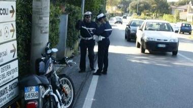 In moto sotto un furgone