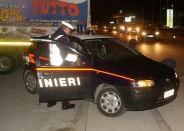 Una pattuglia dei carabinieri in azione durante un controllo notturno 