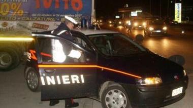 Una pattuglia dei carabinieri in azione durante un controllo notturno