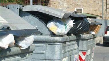 Cassonetti pieni di spazzatura