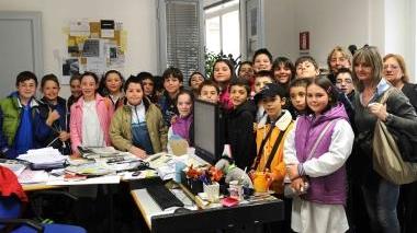 <b>LA FOTO RICORDO. </b>Il gruppo degli alunni della scuola primaria “Giusti” di Ponsacco che ieri mattina sono stati in visita nella redazione pontederese del Tirreno