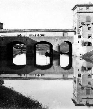 Il ponte di Cappiano voluto dal Granduca Cosimo I in una foto degli anni Cinquanta 