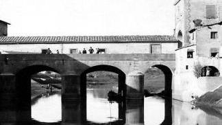 Il ponte di Cappiano voluto dal Granduca Cosimo I in una foto degli anni Cinquanta