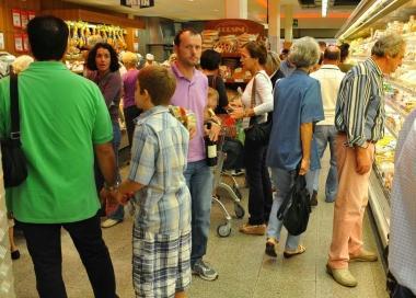 <b>CLIENTI. </b>In un negozio e al centro commerciale 