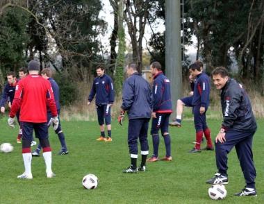 <b>AL CONI.</b> Novellino, a destra, dirige lallenamento degli amaranto 