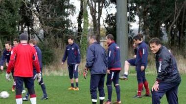 <b>AL CONI.</b> Novellino, a destra, dirige l’allenamento degli amaranto