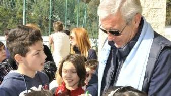 Marcello Lippi firma autografi ai bambini