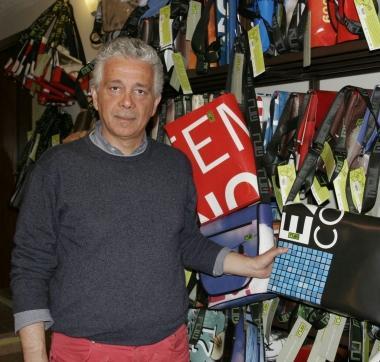 Alessandro Nunziati nel suo negozio 