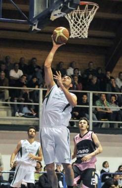 Carlo Cioni (Gardenhouse) a canestro 