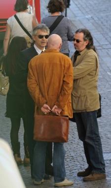 <b>BOCELLI SUL CORSO. </b>Qualche anno fa era un incontro facile da fare in centro a Pontedera Ora che Andrea Bocelli gira il mondo &egrave; pi&ugrave; raro Ieri il tenore, insieme al fratello e altre persone era in citt&agrave; sul Corso 