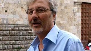 <b>MOMENTO CLOU.</b> Sopra, Matteo Bertoli A finco, da sinistra, il presidente Vullo e coach Tosi