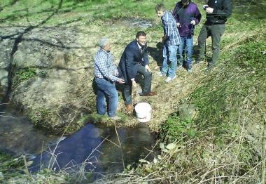 <b>FESTA </b>Presidente della provincia Marras getta un avannotto sotto i ragazzi sulla sponda del torrente amiatino Ente  
