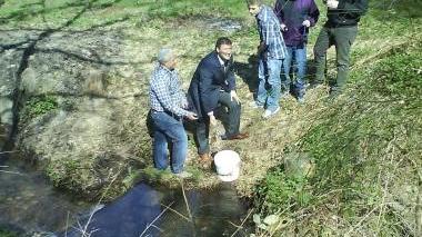 <b>FESTA </b>Presidente della provincia Marras getta un avannotto sotto i ragazzi sulla sponda del torrente amiatino Ente
