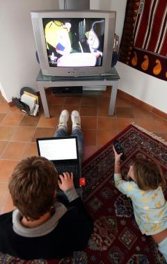 Bambini guardano i cartoni e giocano col computer 