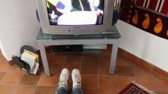 Bambini guardano i cartoni e giocano col computer