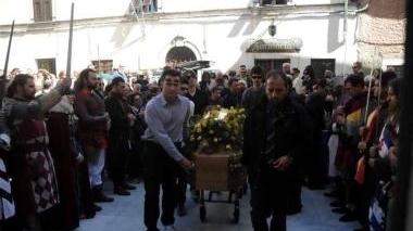 A destra due immagini dei funerali celebrati a Fosdinovo in basso Federico Severino