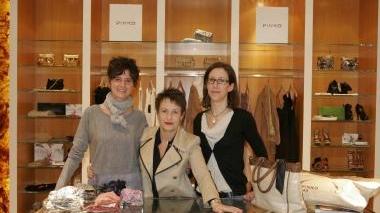 Nicoletta Romagnani tra Martina e Annalisa nel negozio Willi Wear di via Garibaldi