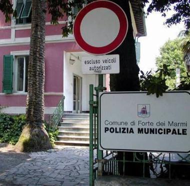 <b>SEDI COMUNALI.</b> Sopra, il Municipio di Forte e, in alto, la sede di Forte dei Marmi 