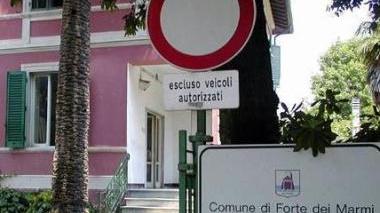 <b>SEDI COMUNALI.</b> Sopra, il Municipio di Forte e, in alto, la sede di Forte dei Marmi