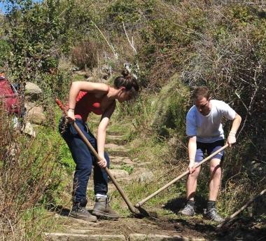 Gli studenti dellItg Scarpa di San Don&agrave; di Piave al lavoro per sistemare il sentiero di Pomonte 