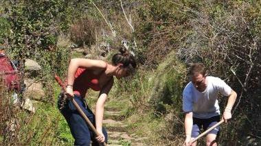 Gli studenti dell’Itg “Scarpa” di San Donà di Piave al lavoro per sistemare il sentiero di Pomonte