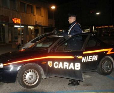 Una pattuglia di carabinieri impegnata in controlli 