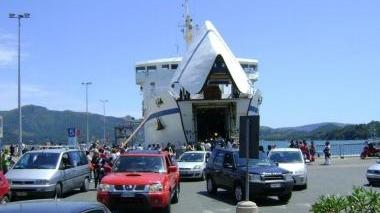 Un traghetto Toremar durante le operazioni di sbarco dei passeggeri a Portoferraio