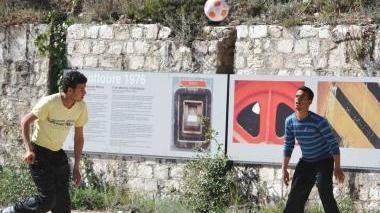 Il sindaco controlla le camere: a sinistra si gioca a calcio sul piazzale