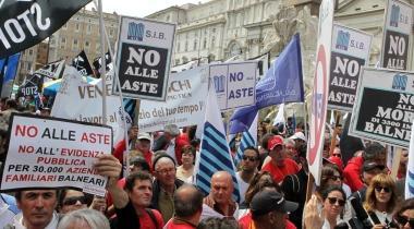 Alcuni momenti della manifestazione dei balneari di ieri a Roma 