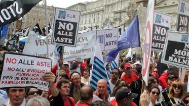 Alcuni momenti della manifestazione dei balneari di ieri a Roma