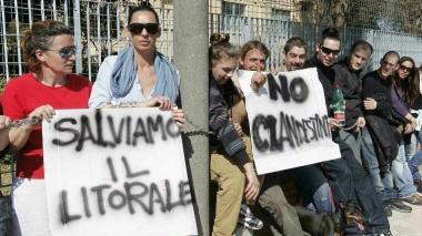 La protesta davanti allex ospedale ortopedico 