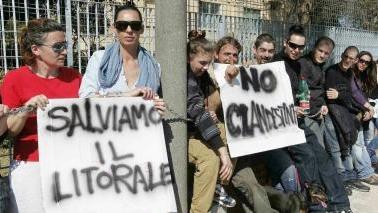 La protesta davanti all’ex ospedale ortopedico