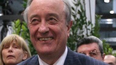Il ristoratore Massimo Mannozzi nel suo locale a Berlino e sopra Alberto Varetti, presidente della Cassa di Risparmio di Lucca