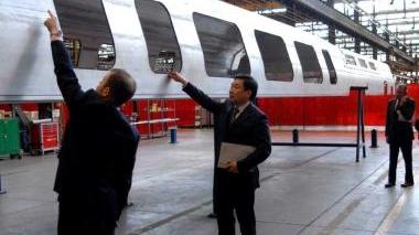 L’ambasciatore del Vietnam nello stabilimento AnsaldoBreda esamina la fiancata di un treno