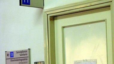 I locali dell’ ambulatorio di Endocrinologia e a destra il dottor Daniele Barbaro con la macchina del laser