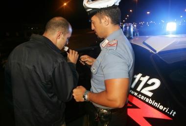 Un automobilista sottoposto al controllo dell’alcoltest