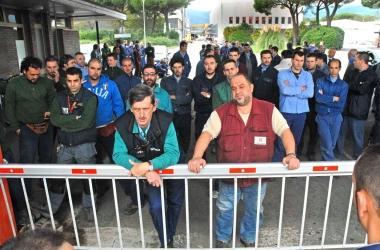 Lavoratori alla sbarra dingresso dello stabilimento (foto darchivio) 