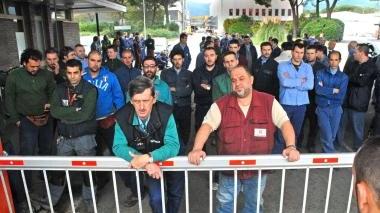 Lavoratori alla sbarra d’ingresso dello stabilimento (foto d’archivio)