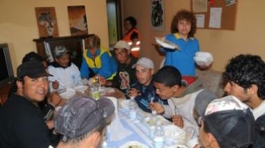 Un gruppo di profughi tunisini al centro accoglienza di Lunata