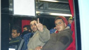 L’arrivo di alcuni migranti a Livorno