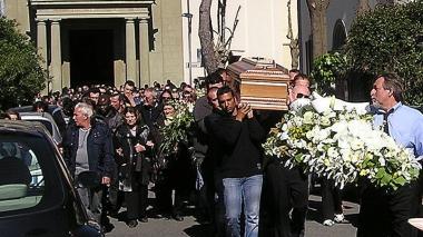Tanti giovani per l'ultimo saluto a Salvo
