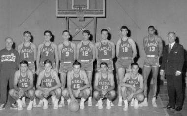 La squadra della Libertas che negli anni Sessanta ha disputato il campionato di serie A. Cempini &egrave; il terzo in prima fila                 