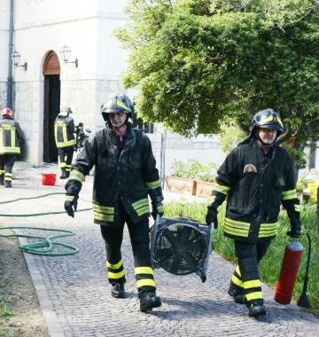 I vigili del fuoco al lavoro nel condominio 