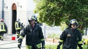 I vigili del fuoco al lavoro nel condominio