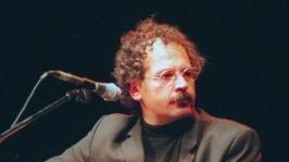 Il cantautore piemontese Gianmaria Testa sarà in concerto domani sera a Massa