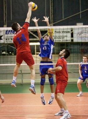 De Lucchi in azione sotto rete 