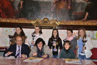 Un momento della premiazione del concorso Un poster per la pace 