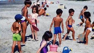 ambini al mare durante un campo estivo