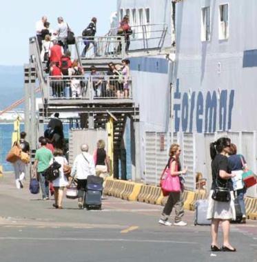 Passeggeri allimbarco di un traghetto 