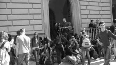 Studenti davanti al liceo scientifico Dini